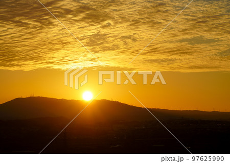 奈良生駒山・日没とシルエット 97625990
