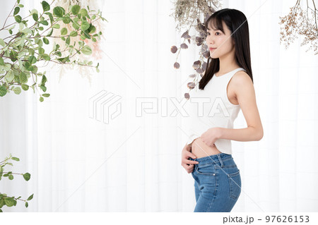 ウエストを確認する若い女性 ウエストを確認する若い女性 97626153