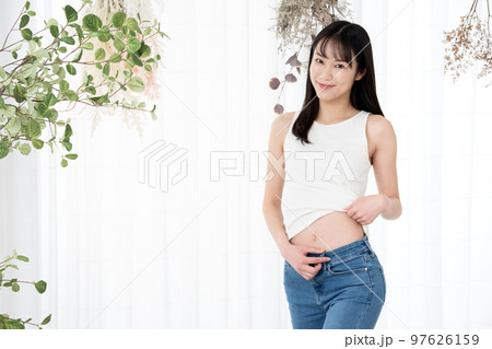 ウエストを確認する若い女性 ウエストを確認する若い女性 97626159