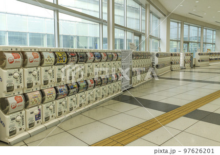 羽田空港第3ターミナル 3F出発フロアーのガチャガチャ 97626201