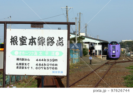 根室駅に到着したHOKKAIDO LOVE! ひとめぐり号　キハ261系ラベンダー編成 97626744