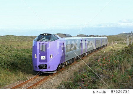 釧網本線の原生花園付近を走るHOKKAIDO LOVE! ひとめぐり号　キハ261系ラベンダー編成 97626754