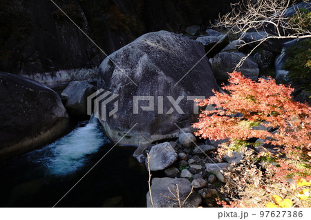 昇仙峡、渓谷、岩山、岩、自然、紅葉、滝、水、川、流れ、葉、木、山、観光、旅行、日本、御岳昇仙峡、山梨 97627386
