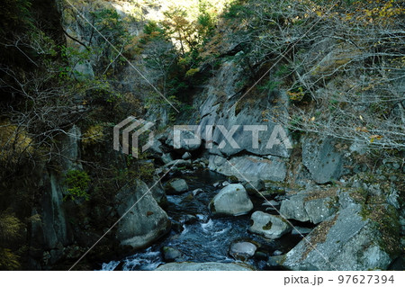 昇仙峡、渓谷、岩山、岩、自然、紅葉、滝、水、川、流れ、葉、木、山、観光、旅行、日本、御岳昇仙峡、山梨 97627394