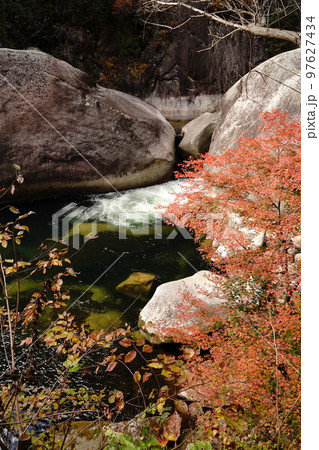 昇仙峡、渓谷、岩山、岩、自然、紅葉、滝、水、川、流れ、葉、木、山、観光、旅行、日本、御岳昇仙峡、山梨 97627434
