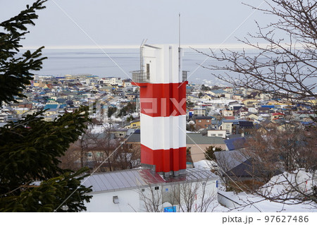 紋別灯台と遠くに流氷で春間近 紋別灯台と遠くに流氷で春間近 97627486