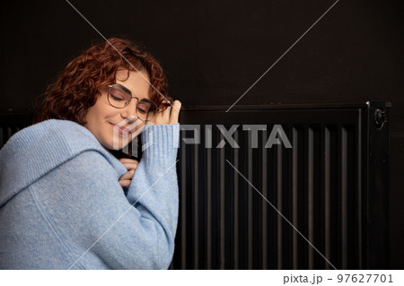 The girl closed her eyes and hugged the warm radiator. 97627701