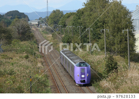 室蘭本線岩見沢～苫小牧間を行くHOKKAIDO LOVE! ひとめぐり号　キハ261系ラベンダー編成 97628133