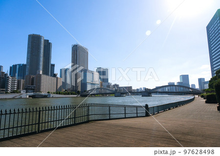 東京都中央区の隅田川沿い 隅田川テラス 勝鬨橋付近 東京都中央区の隅田川沿い 隅田川テラス 勝鬨橋付近 97628498