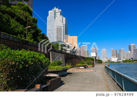 東京都中央区の隅田川沿い 隅田川テラス 明石町・聖路加ガーデン前 97628499