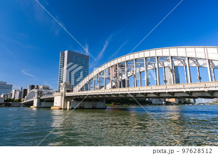 東京都中央区 隅田川にかかる勝鬨橋 東京都中央区 隅田川にかかる勝鬨橋 97628512