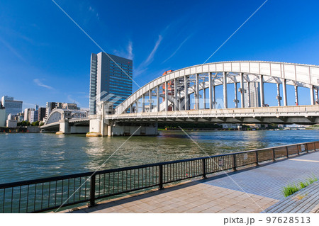 東京都中央区 隅田川テラスと勝鬨橋 97628513