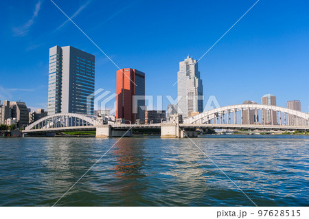 東京都中央区 隅田川と勝鬨橋 97628515