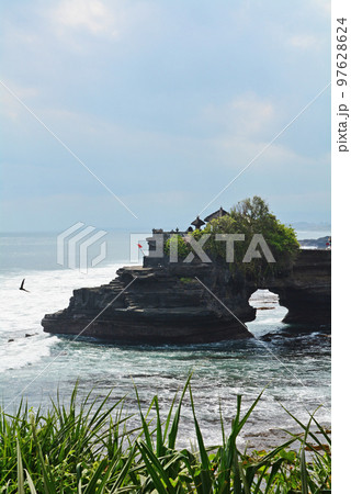 バリ島のパワースポット、タナロット寺院 97628624