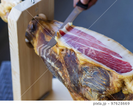 原木の生ハムを切る 原木の生ハムを切る 97628669