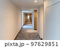 ラグジュアリーホテルの美しい廊下 97629851