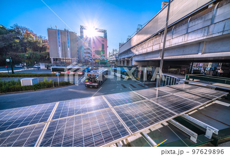 日本の川崎都市景観 東急電鉄　溝の口駅前や太陽光パネルなどを望む 97629896