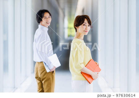 男女ビジネスイメージ 男女ビジネスイメージ 97630614
