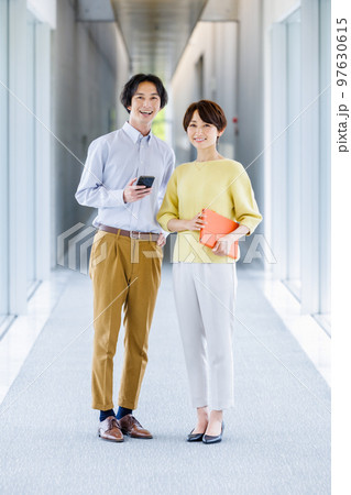男女ビジネスイメージ 男女ビジネスイメージ 97630615
