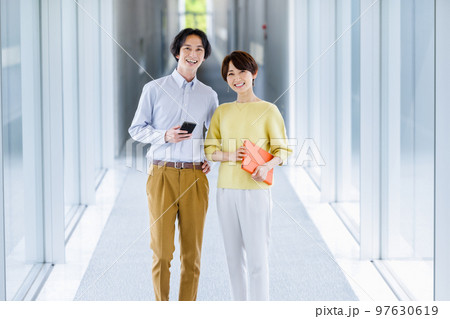 男女ビジネスイメージ 97630619