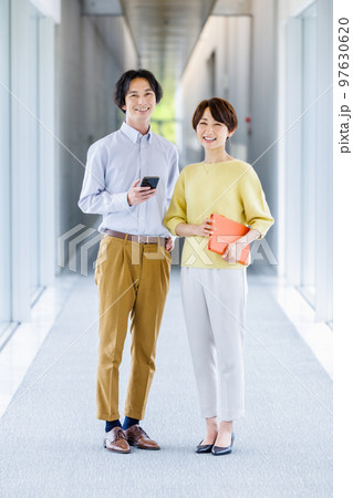 男女ビジネスイメージ 97630620