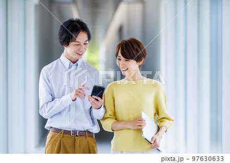 男女ビジネスイメージ 97630633