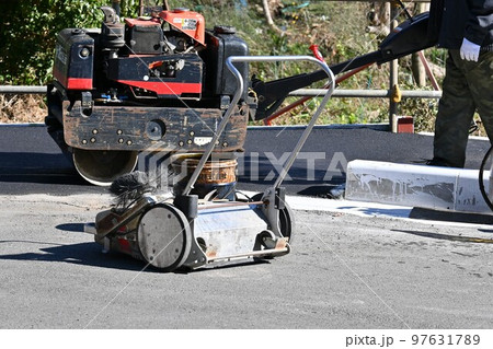アスファルト道路舗装工事 97631789