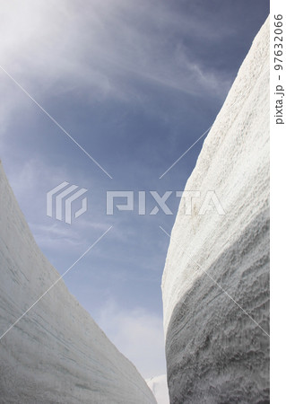 冬の風景/雪の壁に挟まれた隘路 97632066