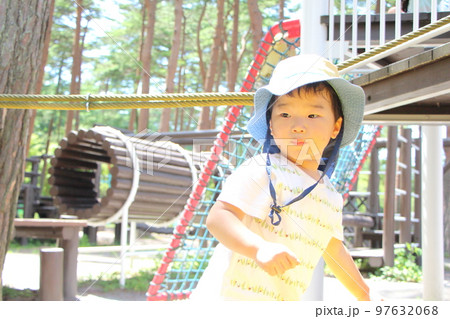 公園で遊ぶ男の子 97632068