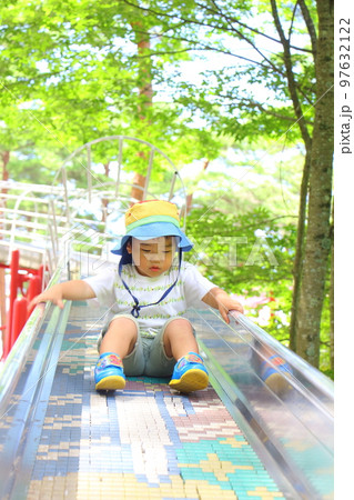 すべり台で遊ぶ男の子 すべり台で遊ぶ男の子 97632122