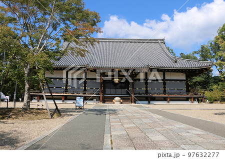 広大な京都御室の仁和寺のシンボル金堂 広大な京都御室の仁和寺のシンボル金堂 97632277