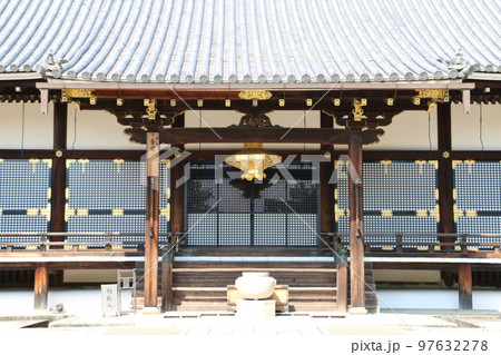 広大な京都御室の仁和寺のシンボル金堂 97632278
