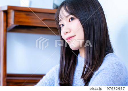 のんびりと寛ぐニットの女性 のんびりと寛ぐニットの女性 97632957