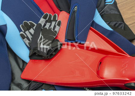 ダイビング用品 ウエットスーツとビーフィンとダイビング用グローブ ダイビング用品 ウエットスーツとビーフィンとダイビング用グローブ 97633242