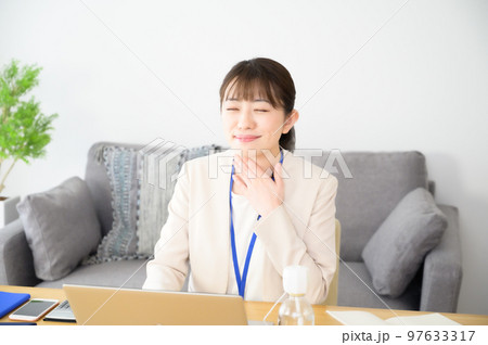 加湿器で喉を潤す女性 97633317