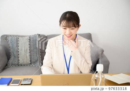 加湿器で喉を潤す女性 97633318