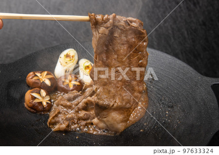すきやき　Tasty sukiyaki Japanese cuisine  97633324
