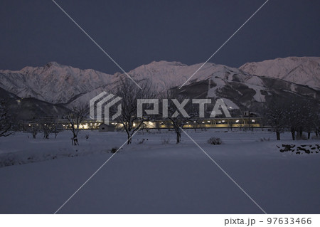 美しい早朝の唐松岳・五竜岳・白馬駅と木流川　長野県白馬村 97633466