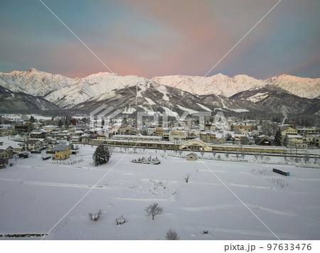 美しい白馬連山のモルゲンロート・白馬駅と街並み　長野県白馬村（ドローンによる空撮） 97633476