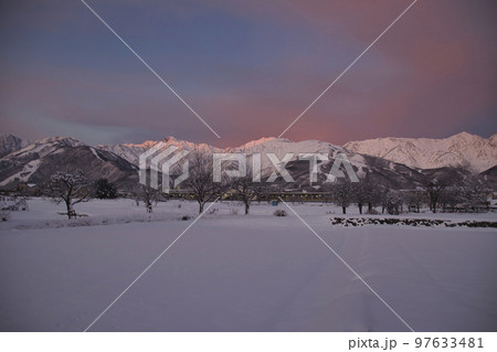 美しい白馬連山のモルゲンロートと木流川　長野県白馬村 97633481