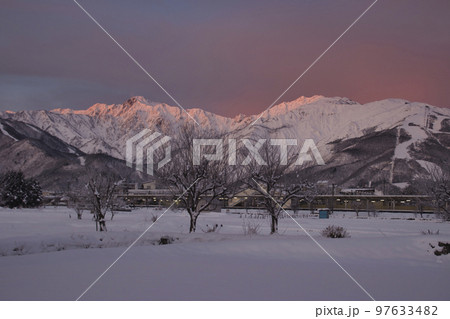 美しい唐松岳・五竜岳のモルゲンロート・白馬駅と木流川　長野県白馬村 97633482