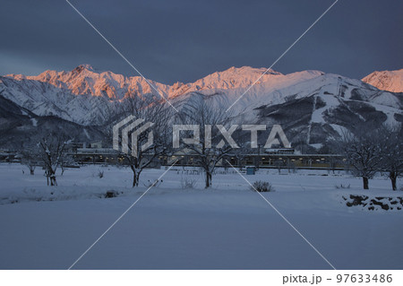 美しい唐松岳・五竜岳のモルゲンロート・白馬駅と木流川　長野県白馬村 97633486