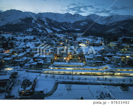 黄昏時の白馬連山と白馬駅・白馬村の街明かり　長野県白馬村（ドローンによる空撮） 97633492