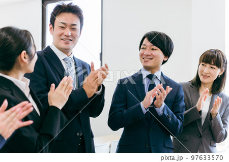拍手して仲間・上司・社長を讃えるアジア人ビジネスマン・ビジネスウーマンの男女 97633570