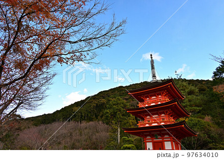 清水寺の紅葉 97634010