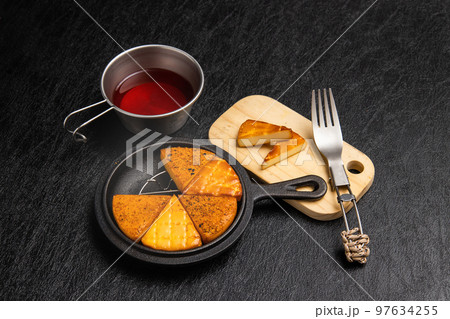 手作り燻製　Homemade smoked food at the campsite 97634255