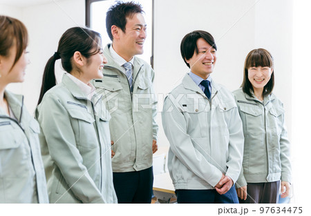 工場・工務店などの中小企業で働く作業着を着た従業員・スタッフの横顔（ビジネスマン・ビジネスウーマン） 97634475