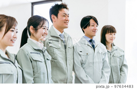 工場・工務店などの中小企業で働く作業着を着た従業員・スタッフの横顔（ビジネスマン・ビジネスウーマン） 97634483