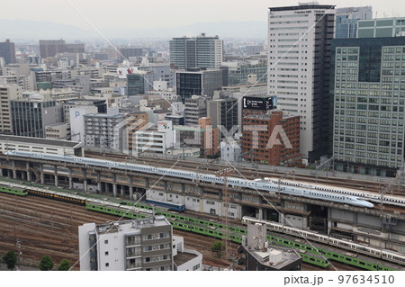 新大阪駅を出発する山陽新幹線N700系 97634510