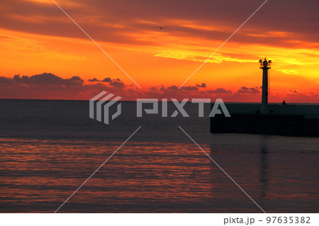 漁港のオレンジ色の夕焼けとシルエット 漁港のオレンジ色の夕焼けとシルエット 97635382